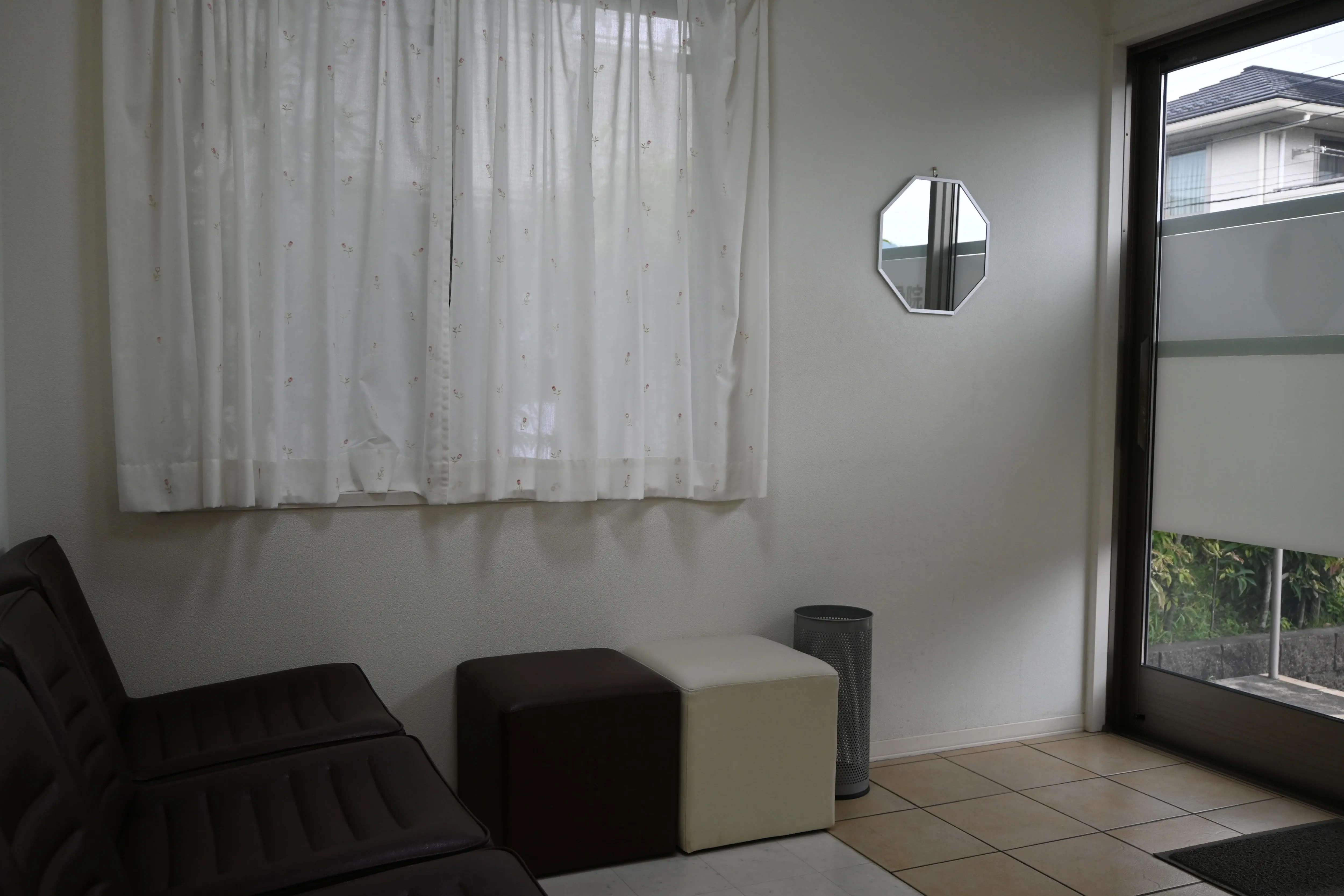 写真：内観。入り口のすぐそばに5席ほどの待合椅子が置いてあります。