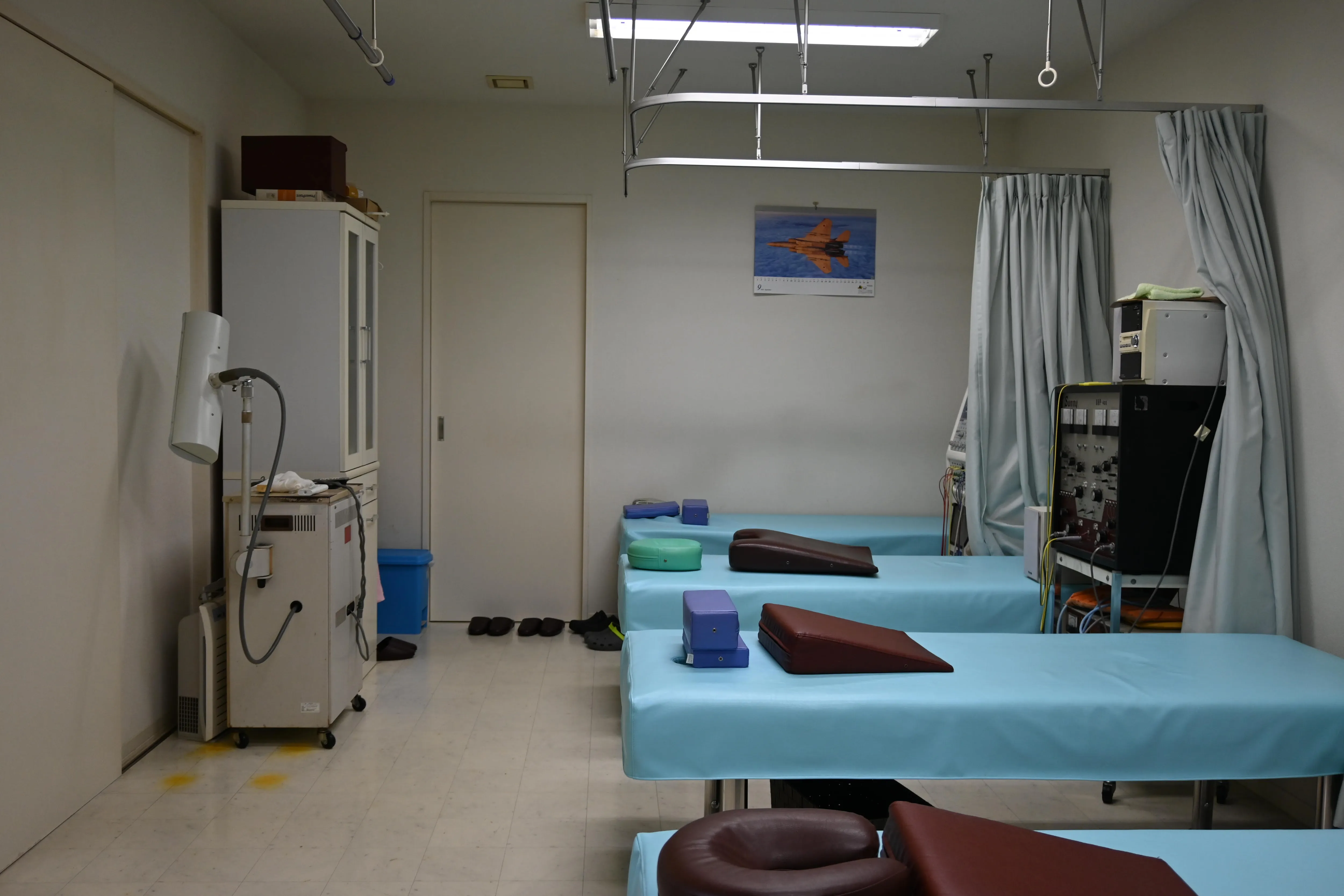 写真：内観。施術室。ベッドが4台見えます。
