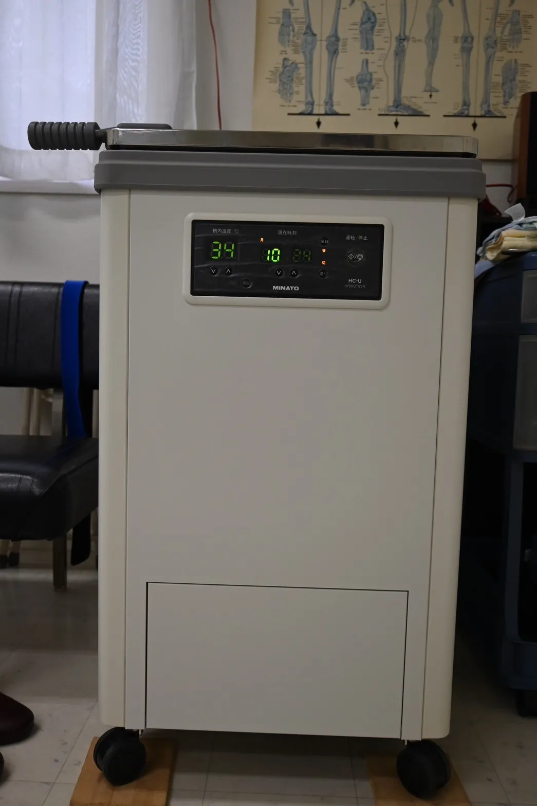 写真：機械。沢山のボタンととコードがついています。